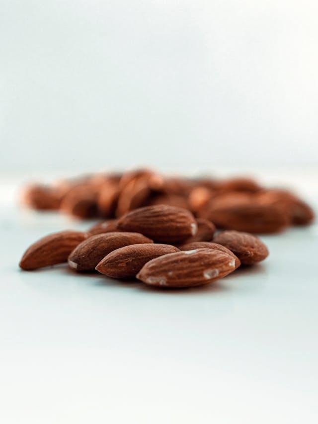 Amandes en gros plan sur fond blanc