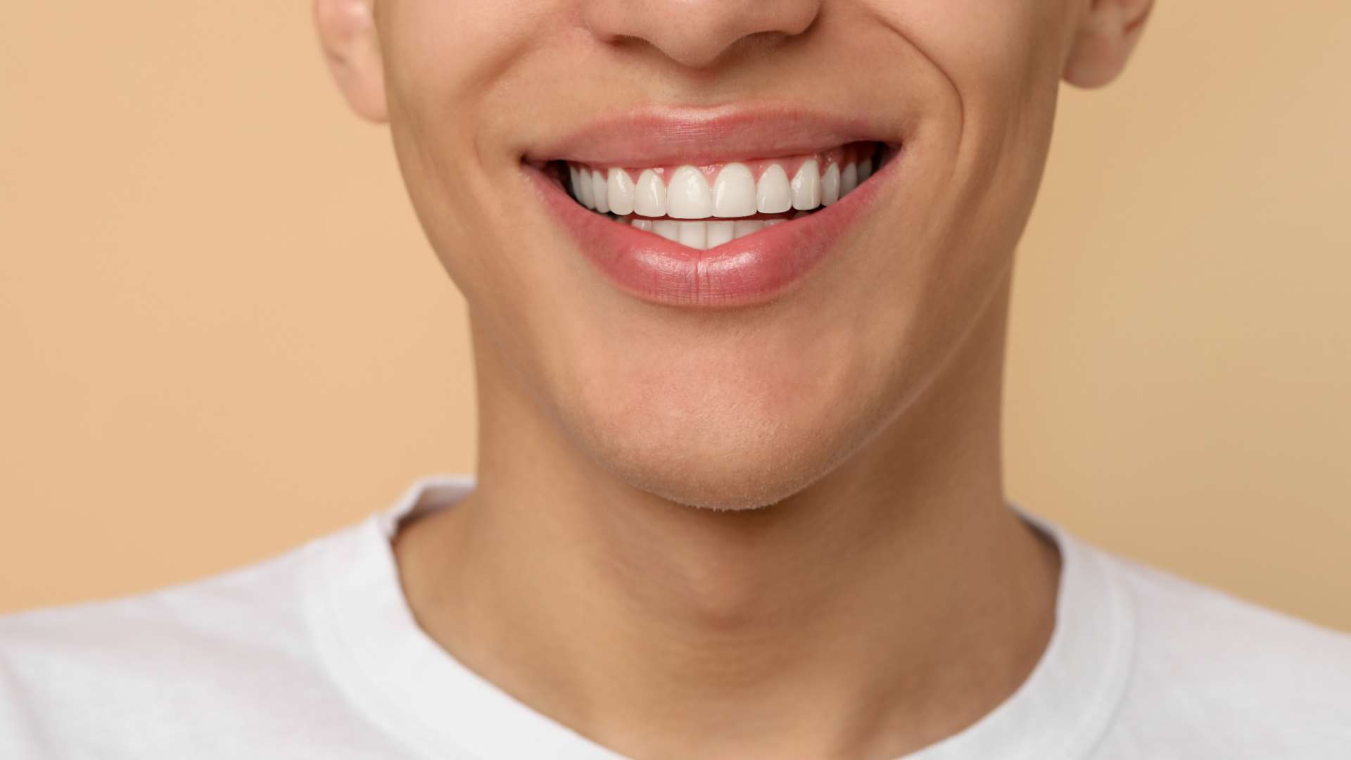 Bouche d'homme dents blanches