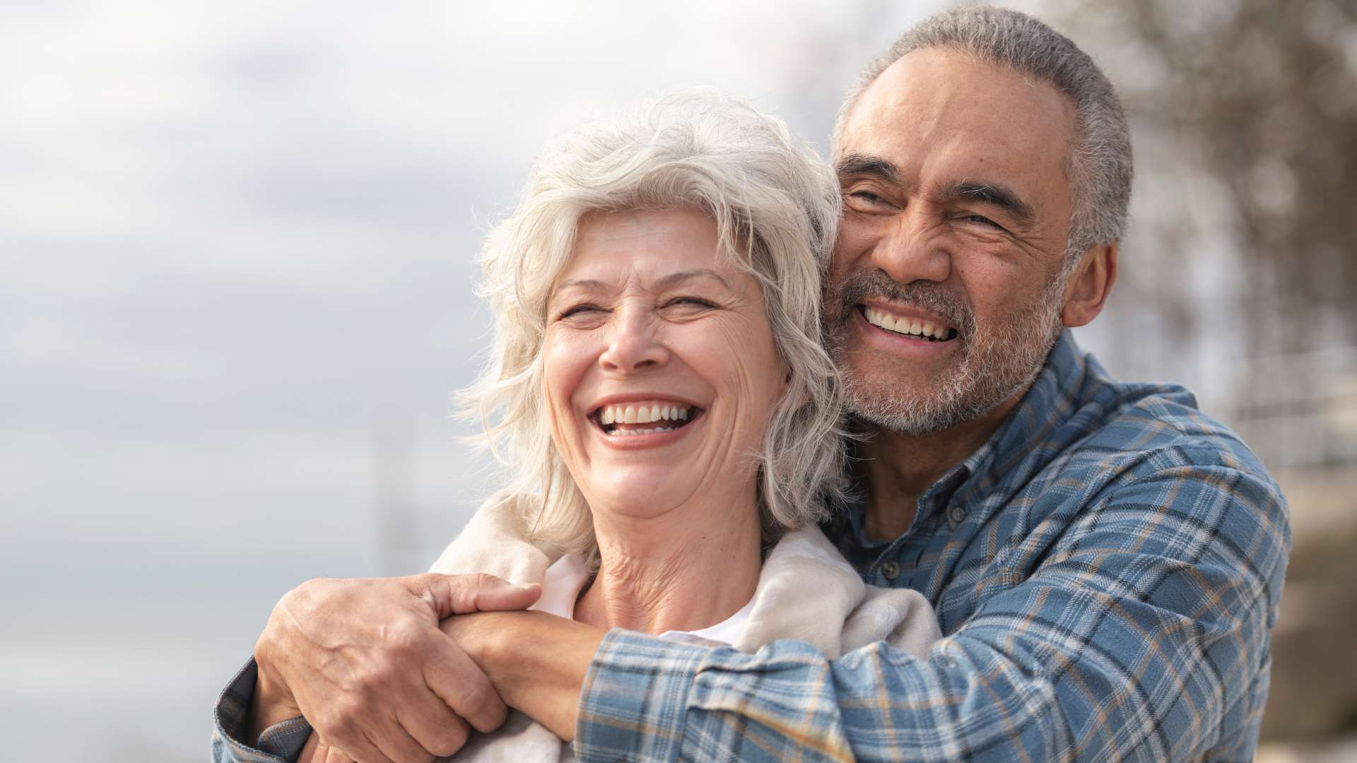 Couple de seniors enlacés qui rient