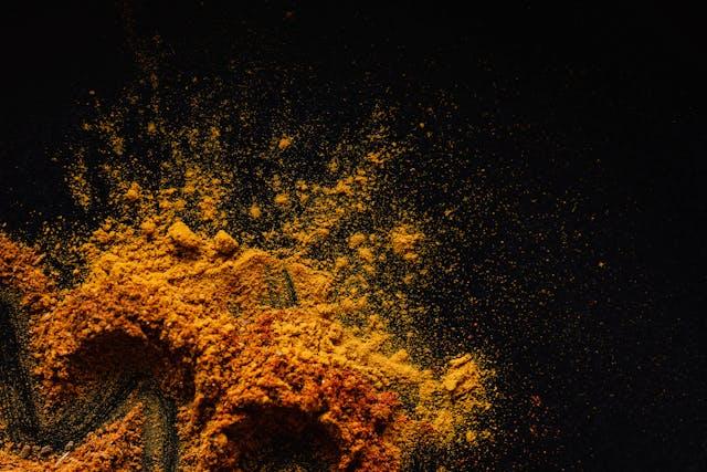 Curcuma en poudre sur fond noir