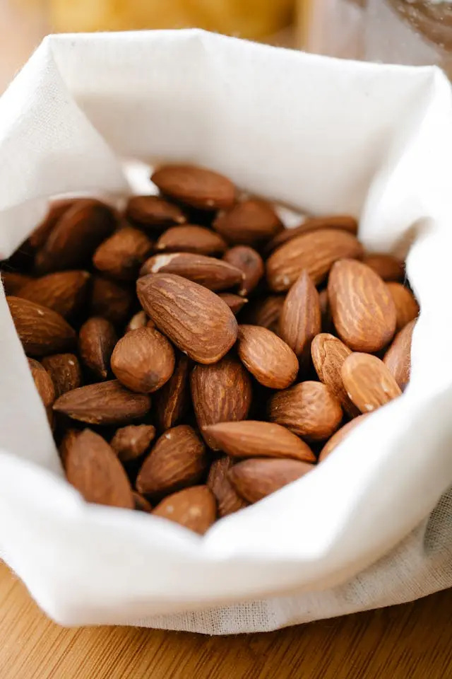 Vue de haut amandes dans un sac en tissu blanc